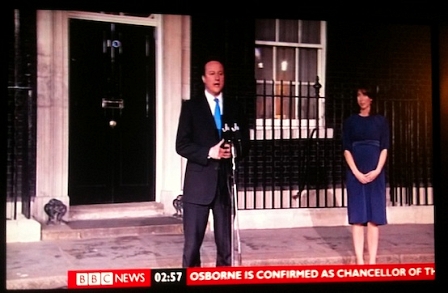 Die Camerons vor der Downing Street